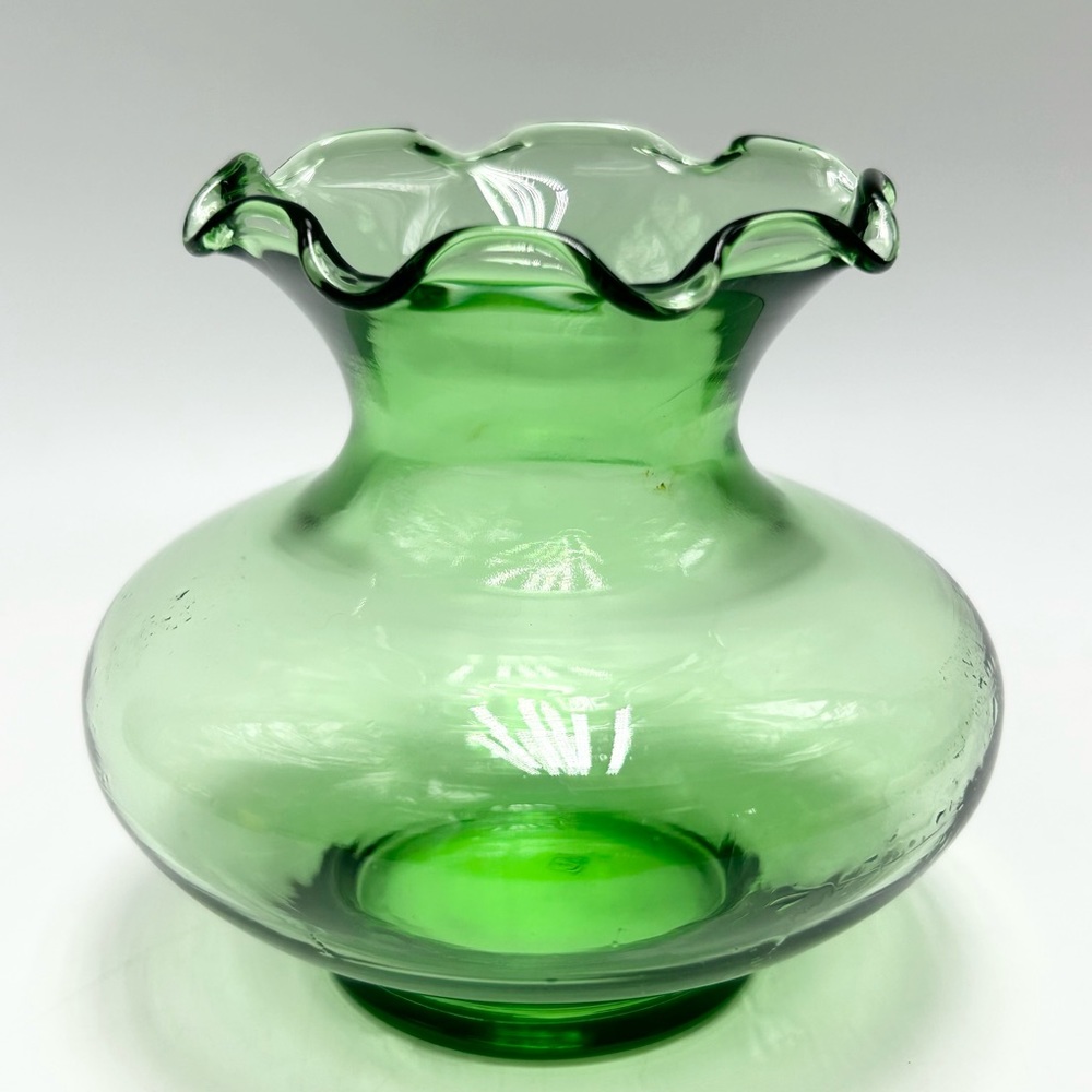 🪀🟩🟢💚⚓️Anchor Hocking - Vintage Small Glass Vase Emerald Green Ruffled Rim.